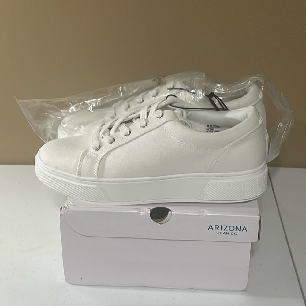 Women’s white tennis shoes